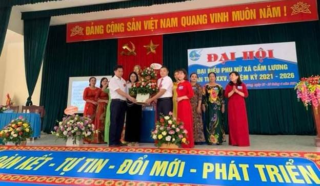 Có thể là hình ảnh về một hoặc nhiều người và mọi người đang đứng