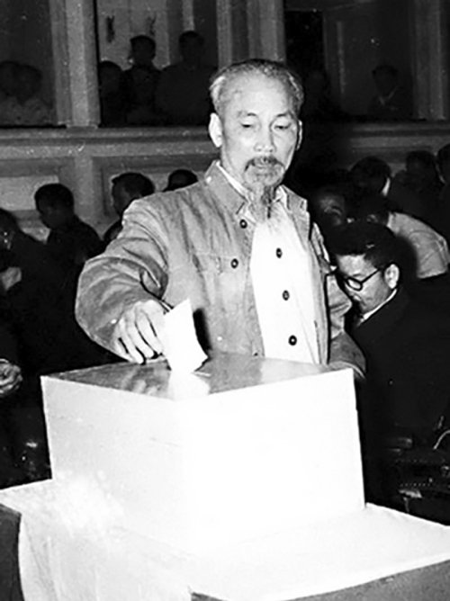 bác hồ bầu cử.jpg